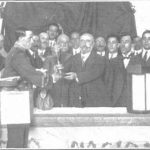 Antonio Moreira recibiendo la Copa del Rey como ganadores de la tirada de equipos militares