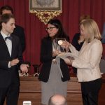 Mercedes Montero entrega medalla Hijo Adoptivo nieto Josep Tello