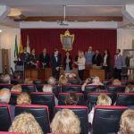 Mercedes Montero entrega medalla Hijo Adoptivo nieto Josep Tello (2)