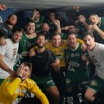 El equipo celebra la victoria en el vestuario