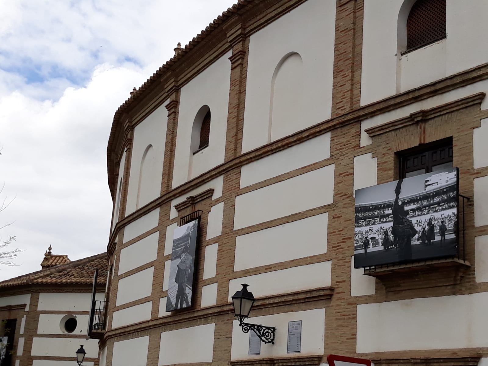 Exposición en la fachada de la plaza de toros de Antequera