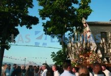 Decenas de devotos acompañaron anoche la treintagésima salida de la Virgen del Carmen