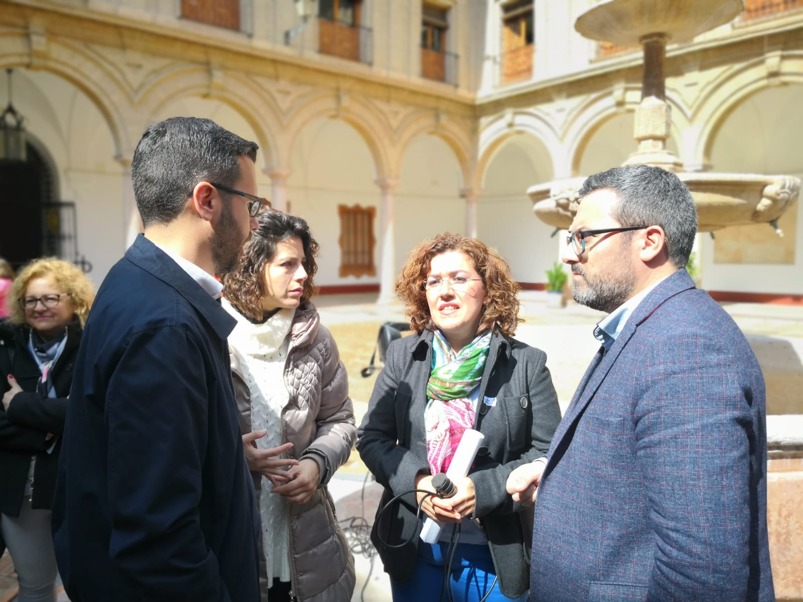 Representantes del PSOE junto a la presidenta de la asociación de autismo de Antequera