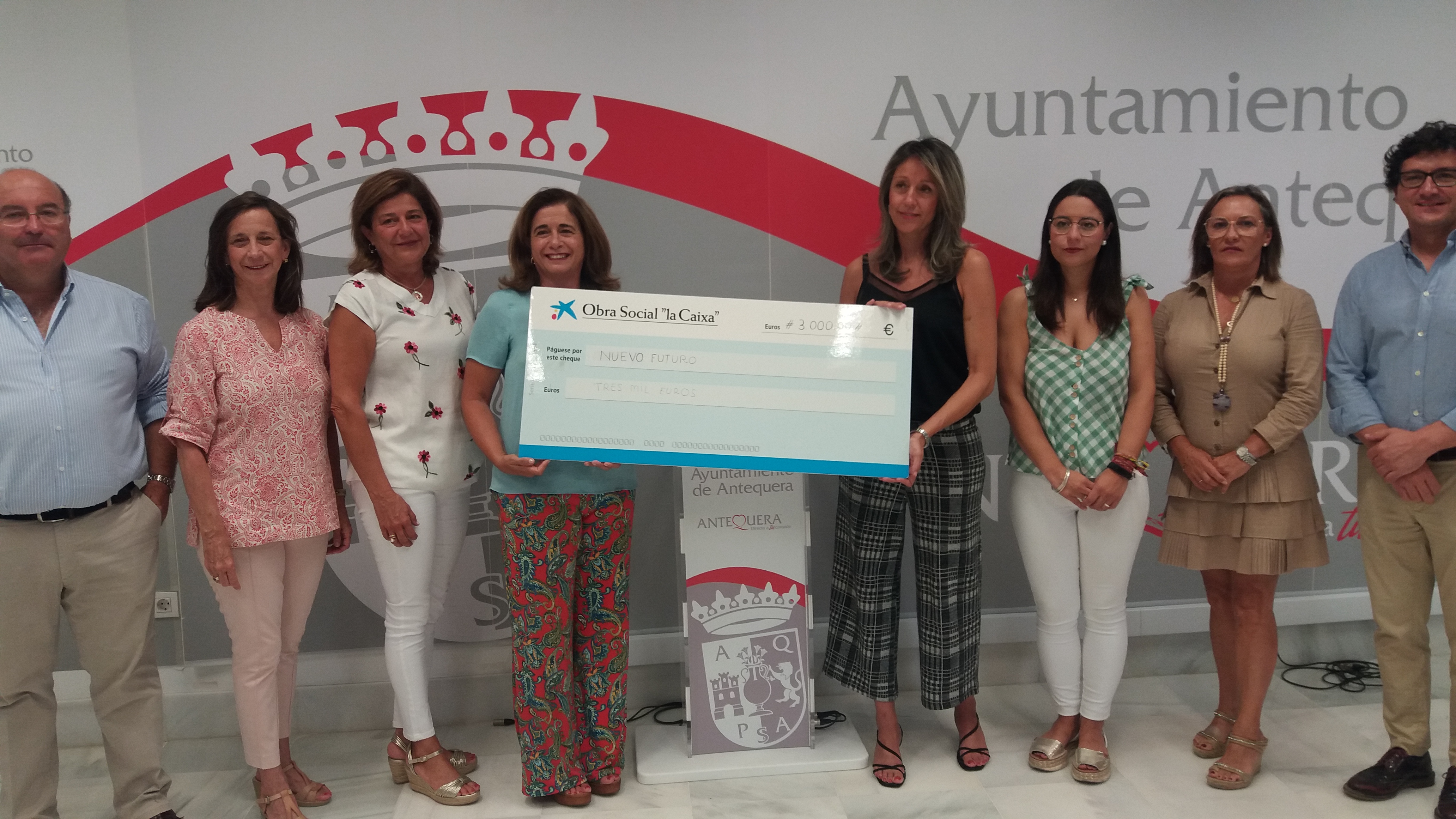 La presidenta de `La Caixa Antequera´ entrega a Ángela Fontana, presidenta de`Nuevo Futuro´ un cheque de 3000 euros