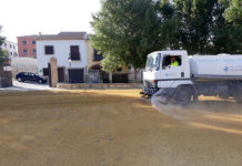 Los barrios y anejos de Antequera continúan con la limpieza y baldeo dentro de la campaña que promueve el Ayuntamiento