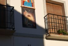 Los vecinos del barrio de San Juan de Antequera se unen para decorar sus balcones con la misma imagen navideña