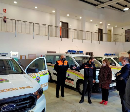 La delegada del gobierno de la Junta, Patricia Navarro, agradece la labor de los voluntarios de Protección Civil durante la pandemia en su visita a su sede en Antequera