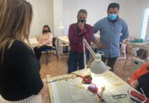 El presidente del Grupo de Acción y Desarrollo Rural del Nororma visita el taller de bordados en oro de Villanueva del Rosario