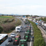 Un millar de agricultores se movilizan y cortan varias carreteras en la comarca de Antequera