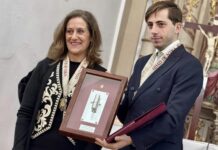 La Hermandad del Rocío de Antequera entrega las pastas a su pregonero Carlos Montes