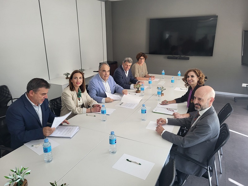 68399e879aa9c 250530. la vicepresidenta primera del gobierno visita dcoop 1