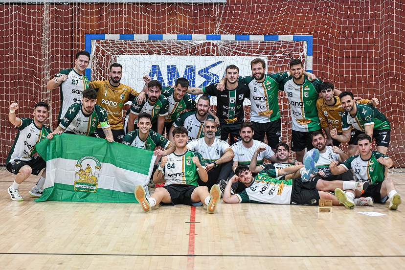El equipo posa tras la victoria