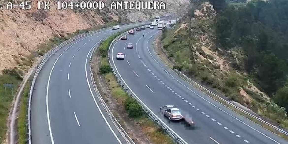 Un camion en llamas obliga a cortar la A 45 en Antequera e1746523472503
