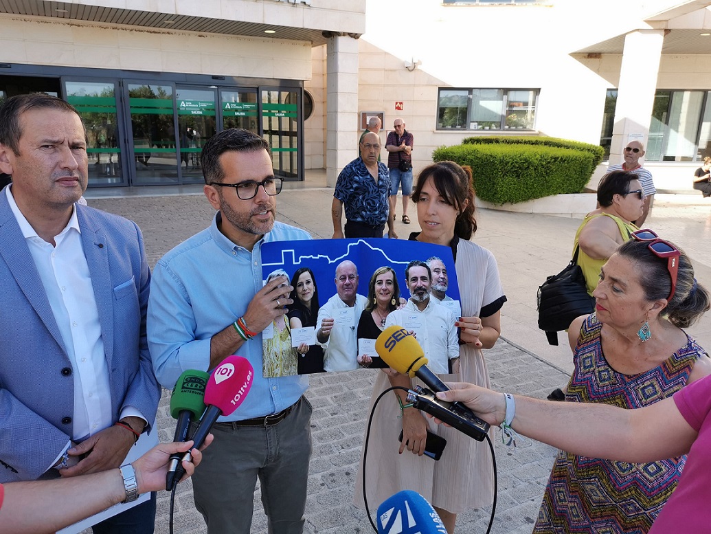 26062025 Kiko Calderon frente al Hospital comarcal de Antequera