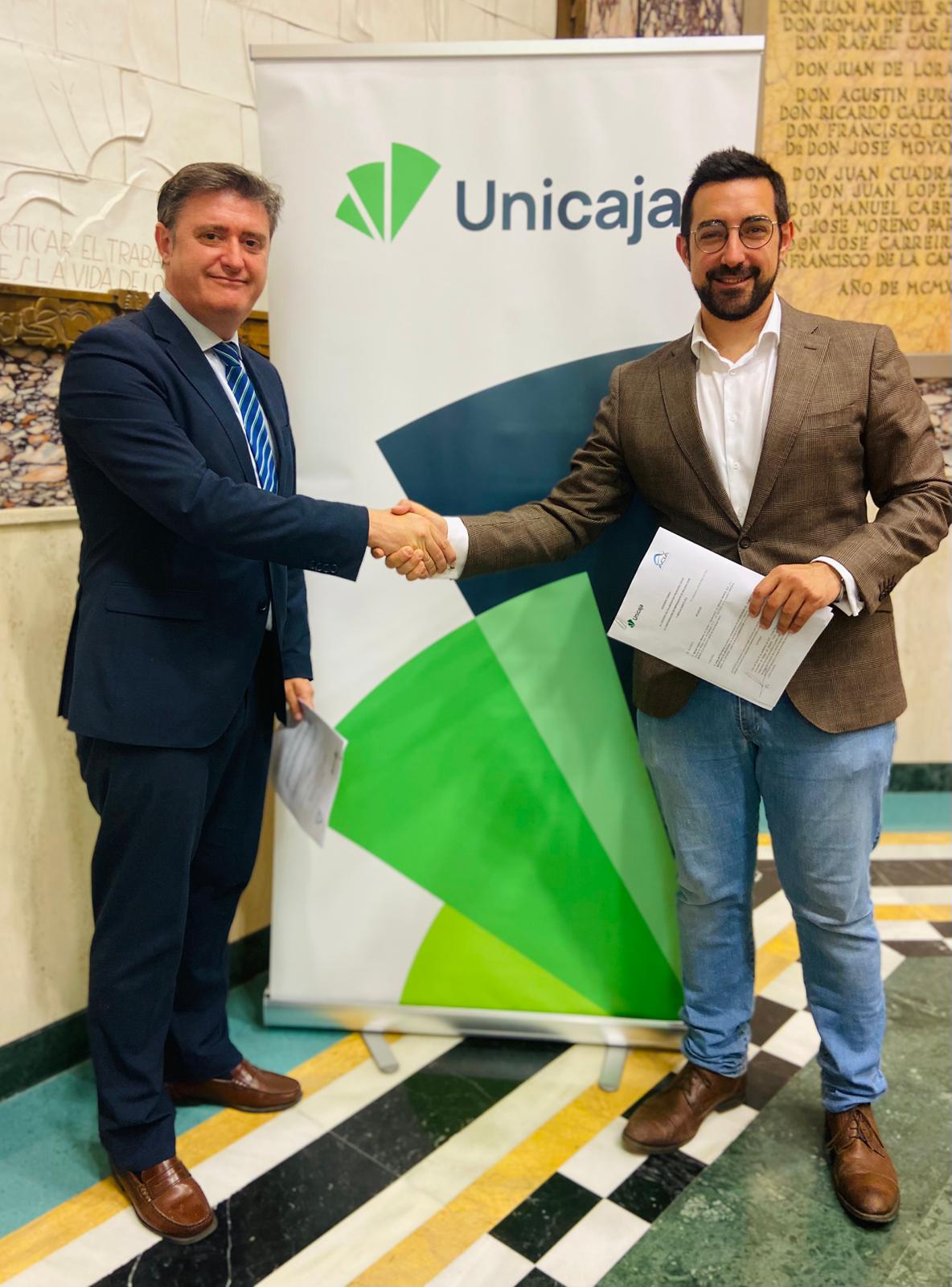 Manuel Artacho director de Zona Malaga Interio de Unicaja y Jorge del Pino presidente de la ACIA tras la firma del acuerdo 1