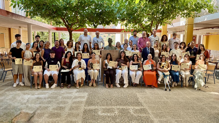 El IES José María Fernández de Antequera premia a los 26 mejores expedientes académicos del curso 3 mbaron premiospintor 30062025 1