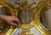 El orfebre José Cantos trabaja para devolver a la peana procesional del Rosario de Antequera su platería original