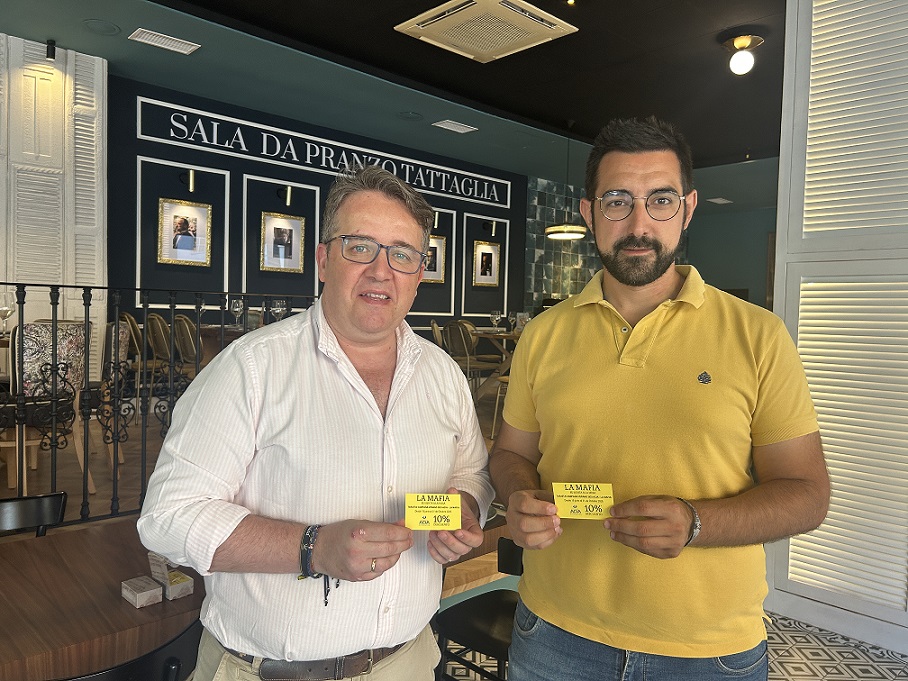 El presidente de ACIA Jorge del Pino junto al gerente de La Mafia Antonio Munoz en la presentacion de la tarjeta de descuento para asociados 1