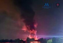 Arden un autobús, dos tráilers y una finca colindante en Antequera