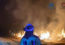 Los bomberos desplazados desde Antequera actúan para ayudar a extinguir los incendios de Ourense