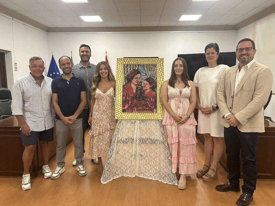 El alcalde de Sierra de Yeguas Miguel Angel Sanchez junto a la autora del cartel de la Feria 2025 en honor a San Bartolome Carmen Ruiz Sanchez y el resto del equipo de gobierno local