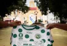 El BM Los Dólmenes Antequera estrena camiseta especial para la feria