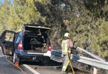 Bomberos de Antequera intervienen en el aparatoso incendio de un vehículo en la A-92