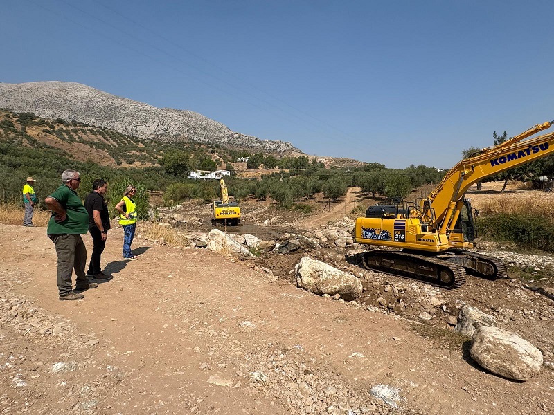 COMARCA En marcha las obras de emergencia en los cauces del Arroyo de las Piedras y de los Yesos en Valle de Abdalajis con una inversion de 430.000 E