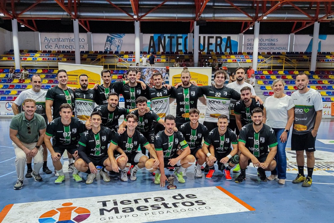 El equipo posa con el Trofeo BM