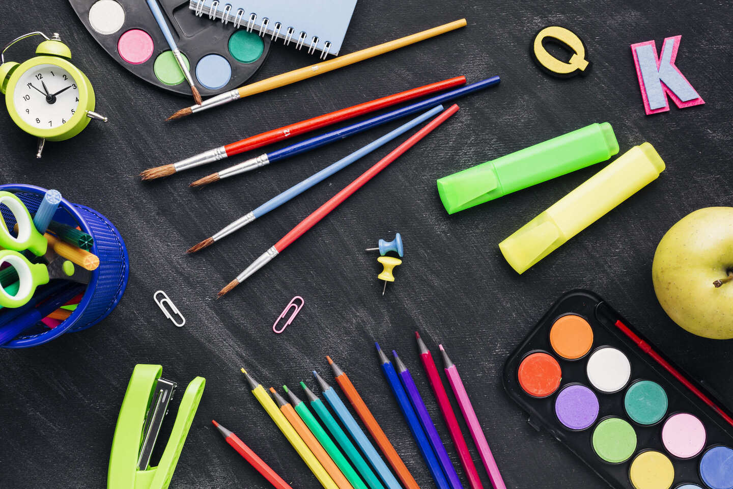 papeleria desordenada multicolor