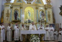 El obispo de Málaga preside una misa en Villanueva de Tapia para celebrar los 400 años de su parroquia