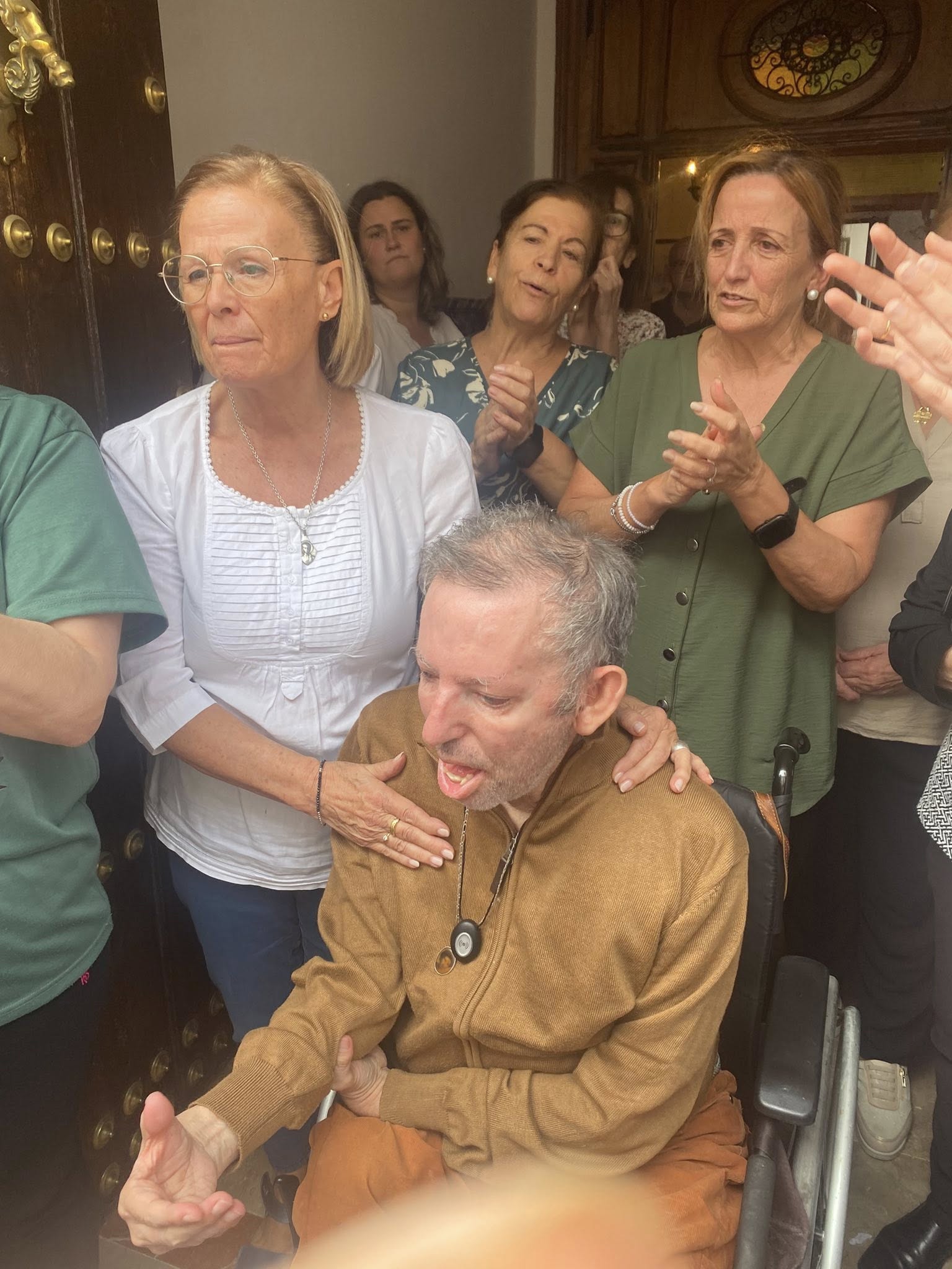 Movilización multitudinaria en Alameda contra el desahucio de un vecino de 64 años con más de un 90% de discapacidad 7 561529083 10240130735307268 2607415135189791943 n