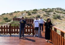 Alameda inaugura una nueva pasarela de madera en la Cruz de la Camorra