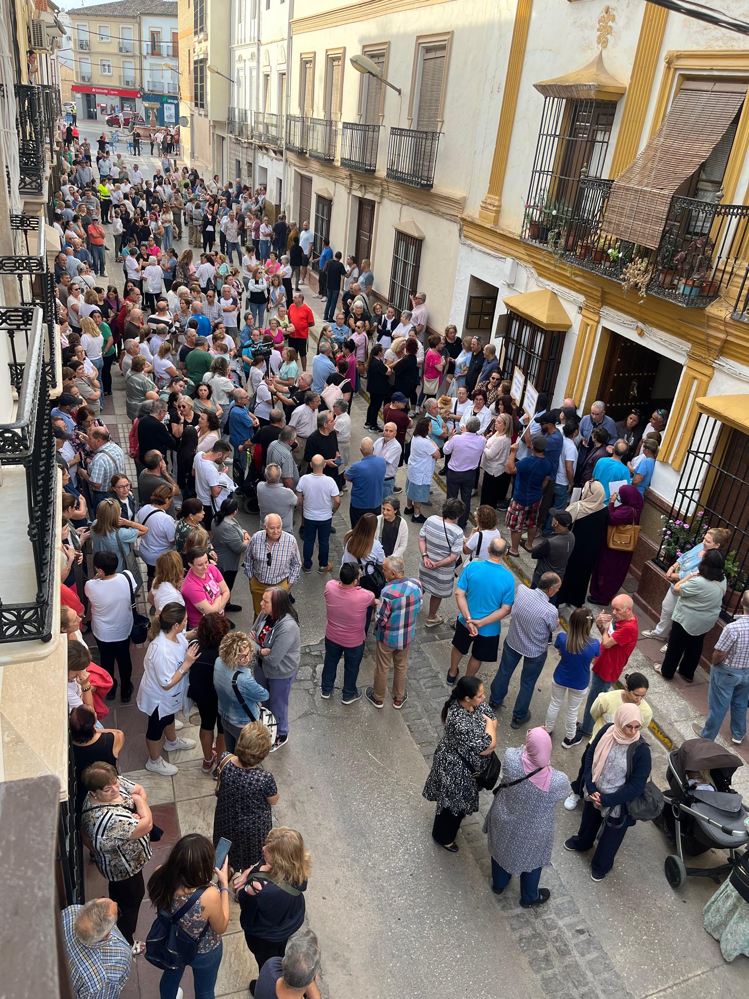 Movilización multitudinaria en Alameda contra el desahucio de un vecino de 64 años con más de un 90% de discapacidad 6 565130684 10240130735507273 4310340986872227671 n