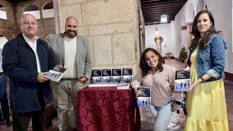 El corresponsal de guerra Antonio Pampliega presenta en Antequera su nueva novela 'Cowboys en el infierno' 4 573052482 1131243935787461 4341071762225436074 n