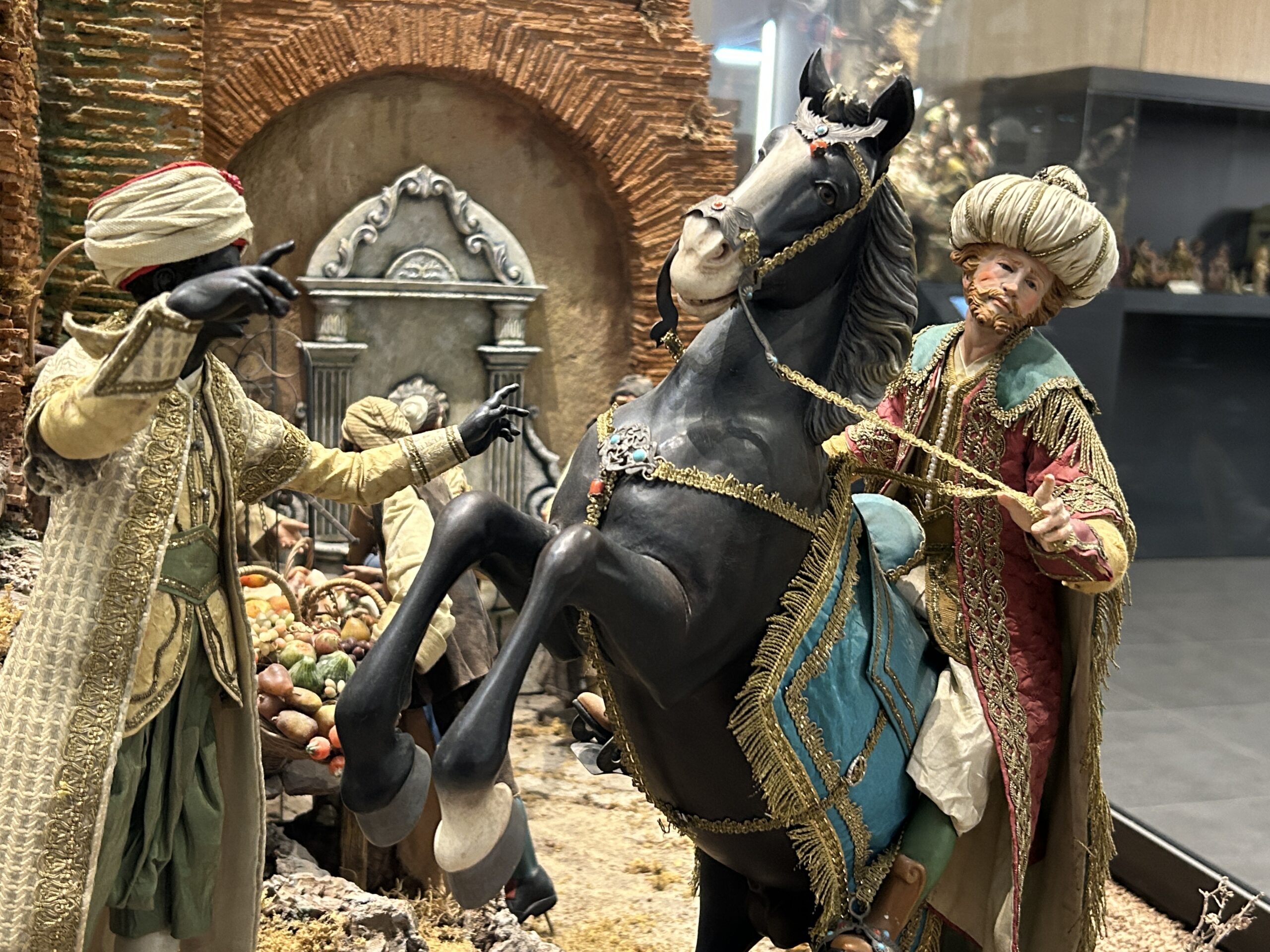 Belen Napolitano Gaspar a caballo Claudio Mattei y su Grupo Pesebristico de Ponte San Pietro scaled