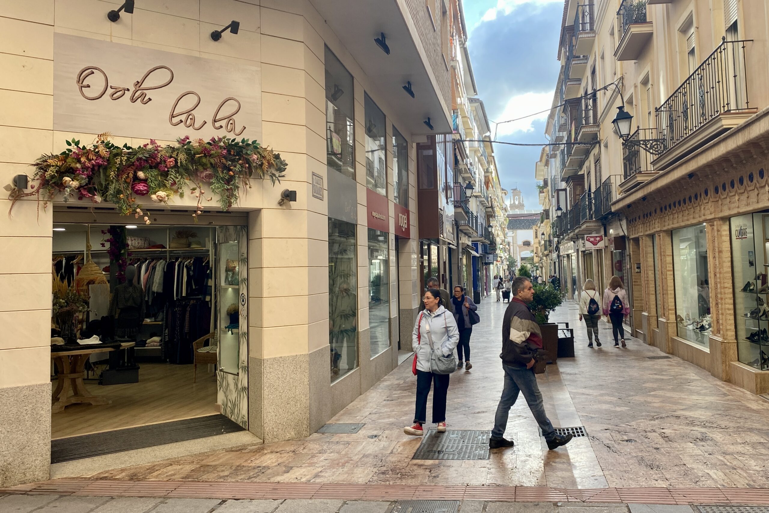 Calle Duranes en pleno Centro Comercial Abierto de Antequera scaled
