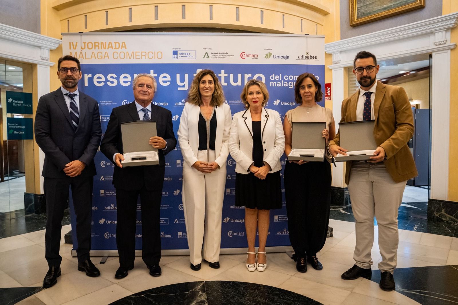 Málaga Comercio reconoce a la ACIA por su defensa del sector en sus 40 años de trayectoria 8 Carmen Sanchez delegada territorial de Empresa junto a responsables de Malaga Comercio y entidades reconocidas en 2025