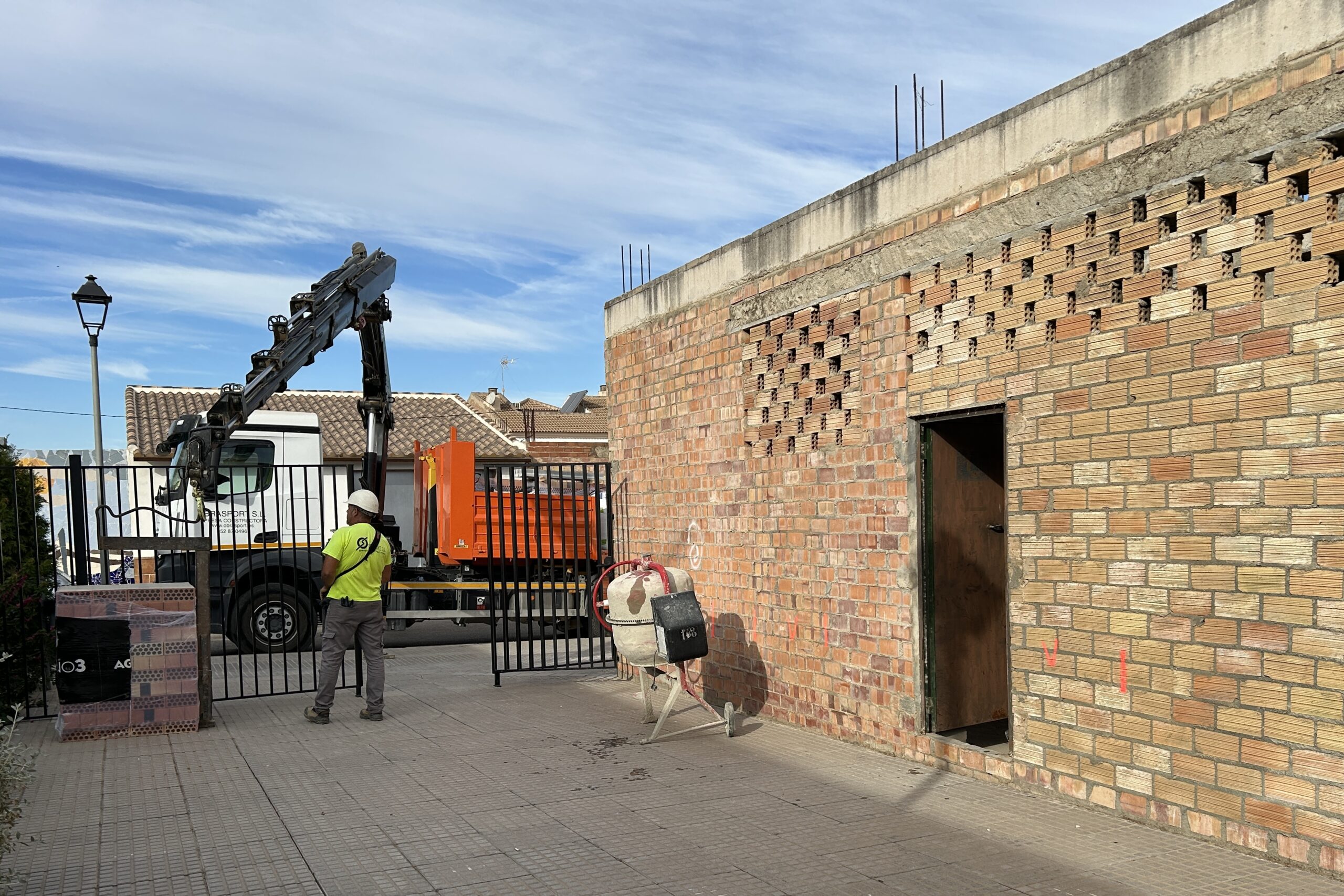 Descarga de material para la obra del construccion del Centro de Dia de Personas Mayores de Sierra de Yeguas scaled