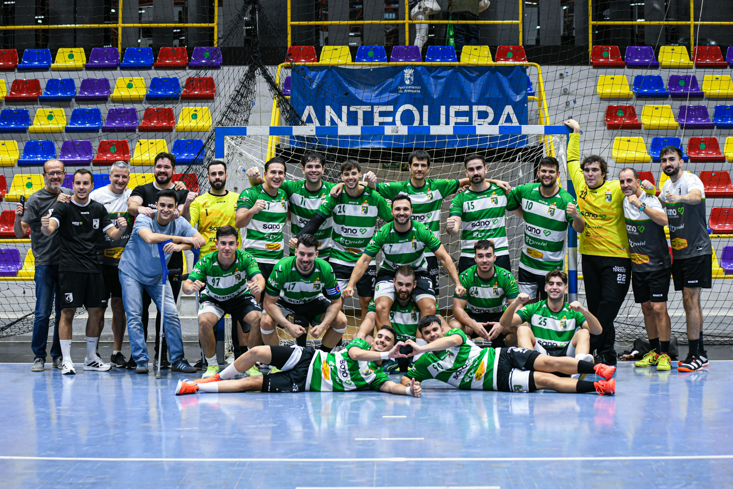El Sano Antequera vence y convence ante el Cantera Sur para seguir en el liderato (28-25) 5 EL equipo celebra la victoria scaled
