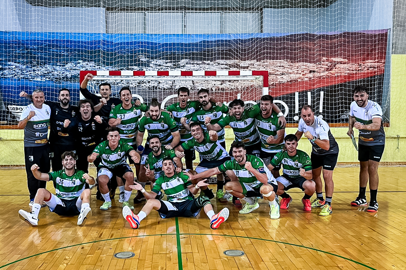 El equipo celebra la victoria en Carboneras