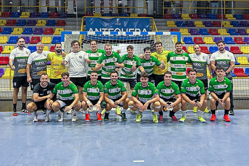 El equipo tras la primera victoria en casa