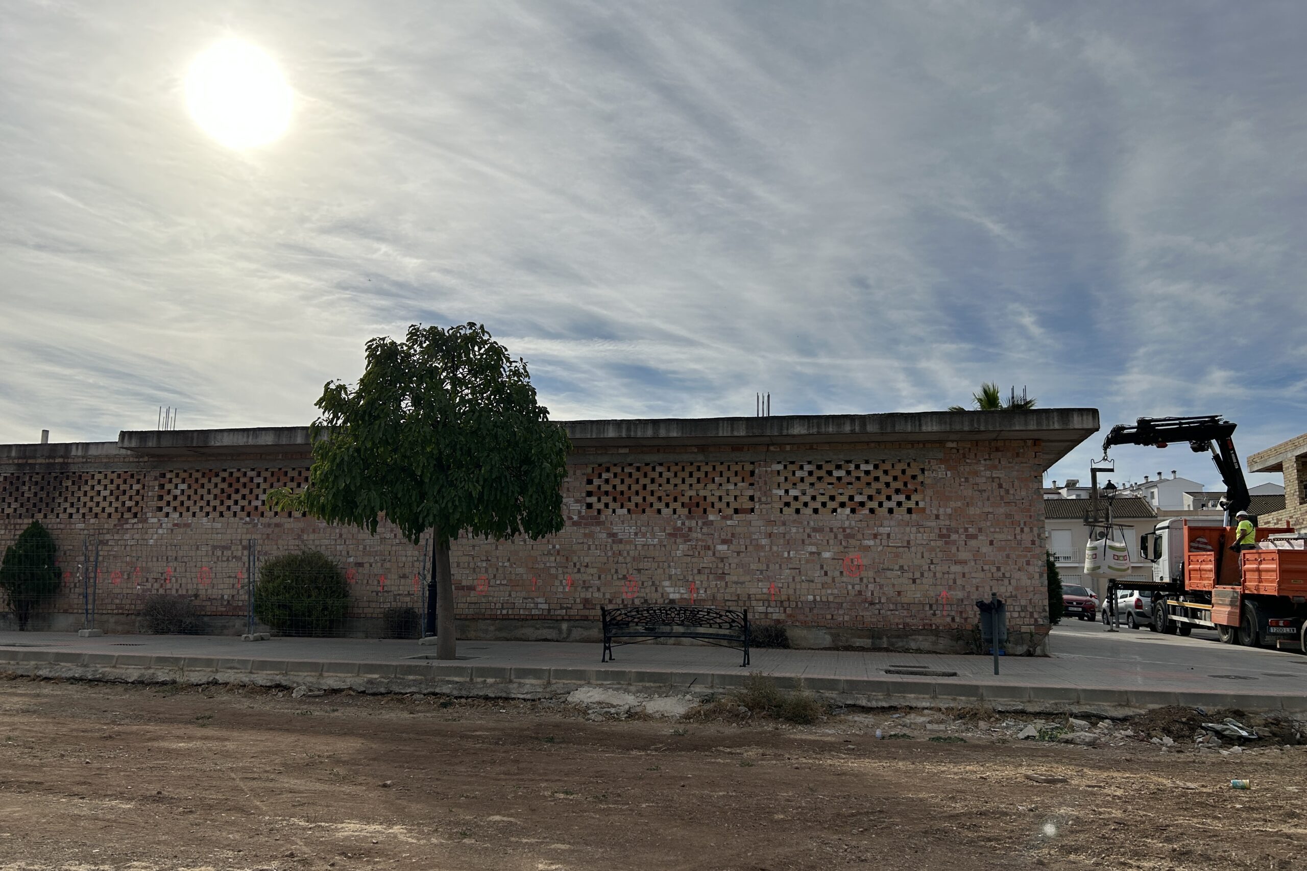 El inmueble esta ubicado en la calle Acacias de Sierra de Yeguas scaled