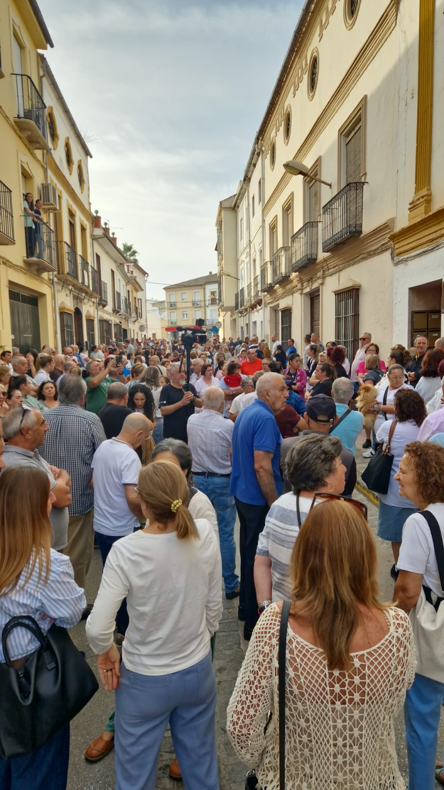 Movilización multitudinaria en Alameda contra el desahucio de un vecino de 64 años con más de un 90% de discapacidad 8 G3Xu8f3XkAA2Z5H
