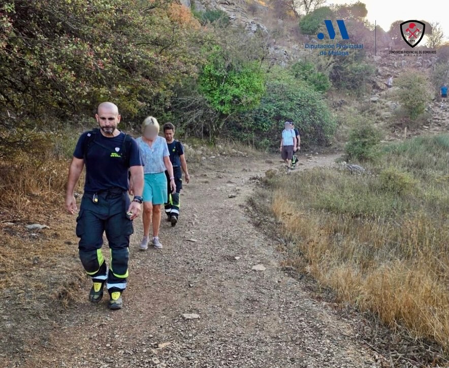 Nuestra dotacion de Antequera interviene para rescatar a dos senderistas perdidos en la ruta am 2