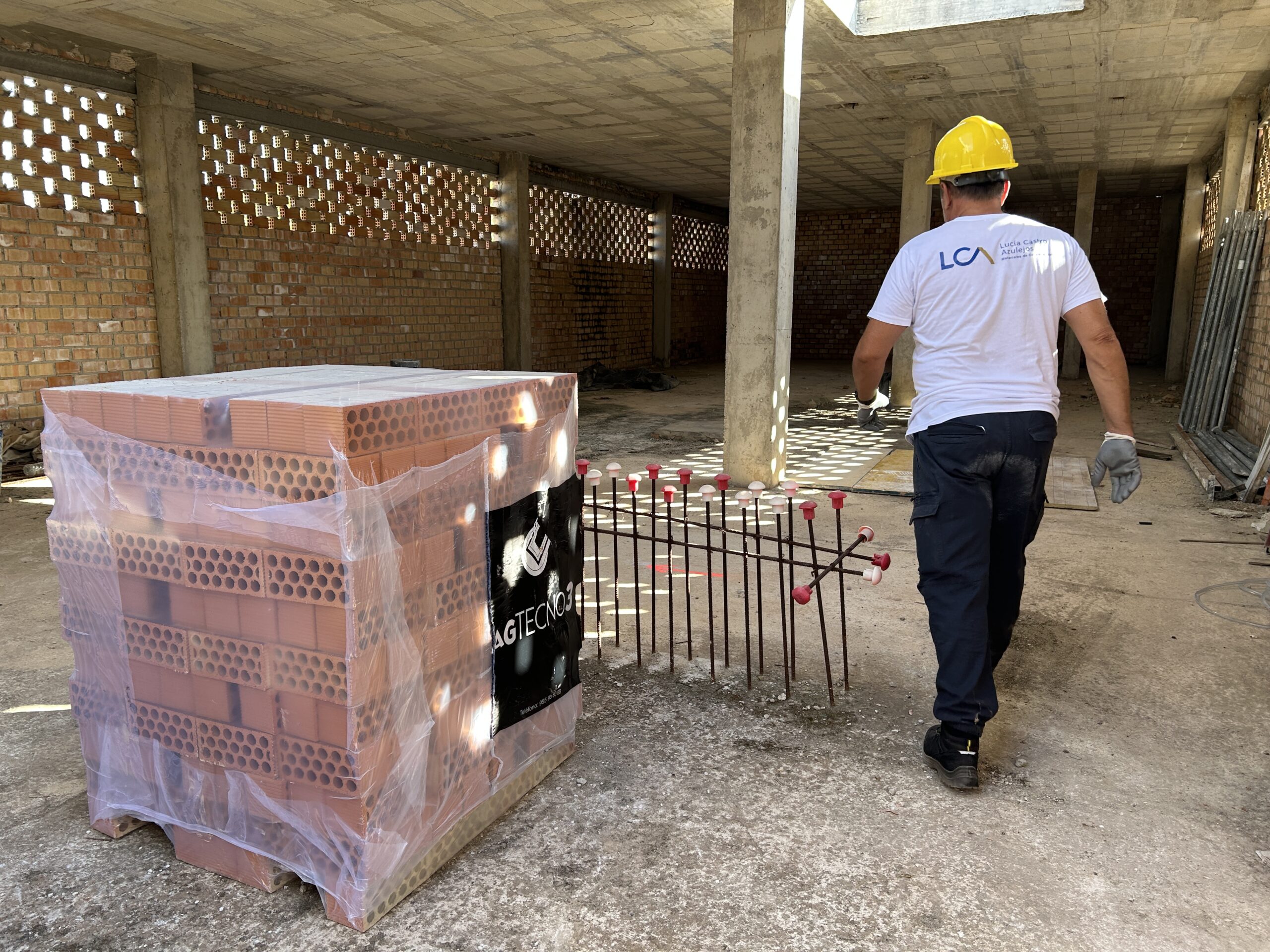 Operario en la obra de construccion del Centro de Dia para Personas Mayores de Sierra de Yeguas scaled