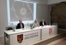 Archidona presenta el nuevo alumbrado de la Plaza Ochavada formado por ocho luminarias colgantes