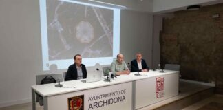 Archidona presenta el nuevo alumbrado de la Plaza Ochavada formado por ocho luminarias colgantes