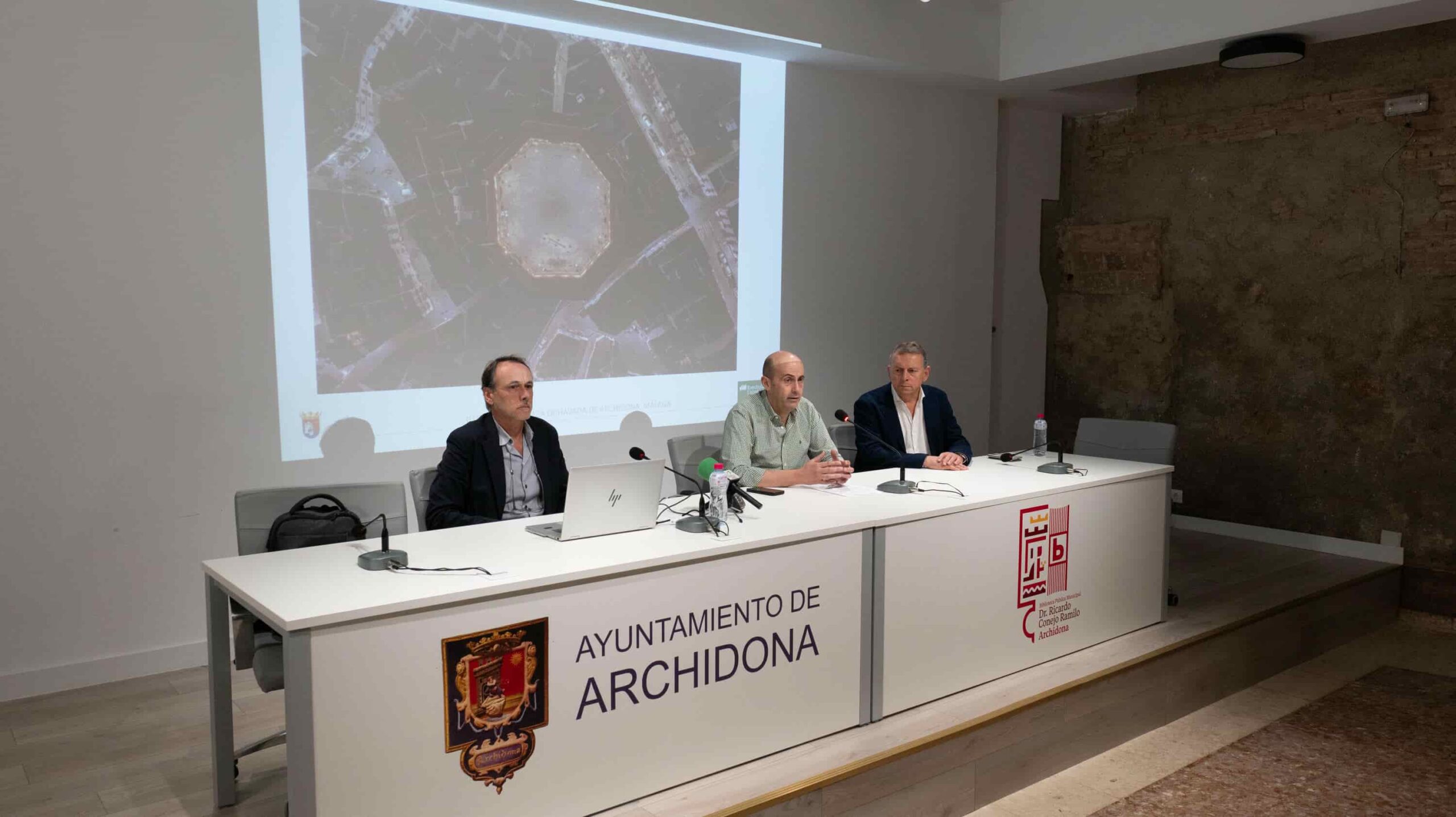 Archidona presenta el nuevo alumbrado de la Plaza Ochavada formado por ocho luminarias colgantes 5 P1068867 scaled