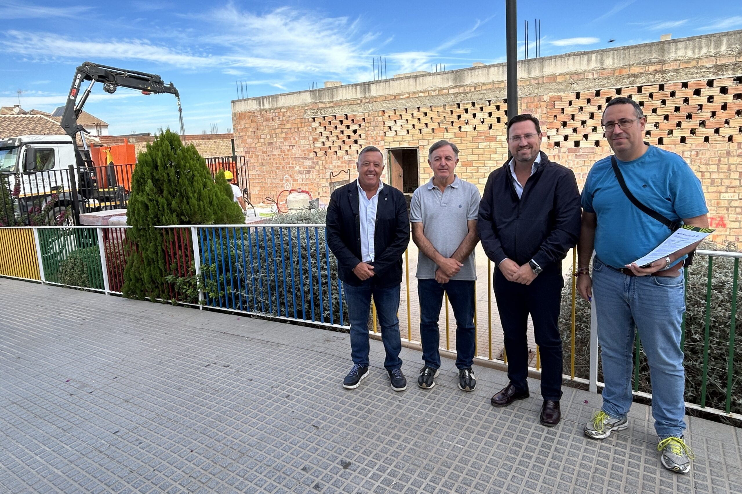Visita institucional a la primera jornada de obras del futuro Centro de Dia para Personas Mayores de Sierra de Yeguas scaled